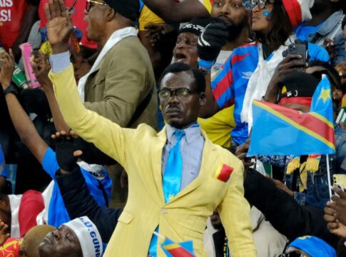 torcedor-da-rd-congo-fica-imovel-e-“vira”-estatua-por-90-minutos