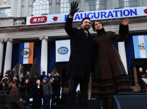 primeira-dama-de-ny-veste-sobretudo-de-designer-palestina-em-posse 