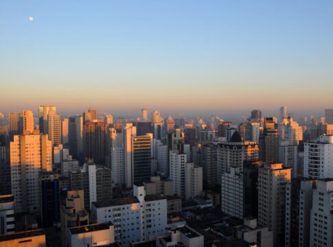 fim-de-semana-comeca-quente,-mas-frente-fria-muda-o-tempo-em-sao-paulo