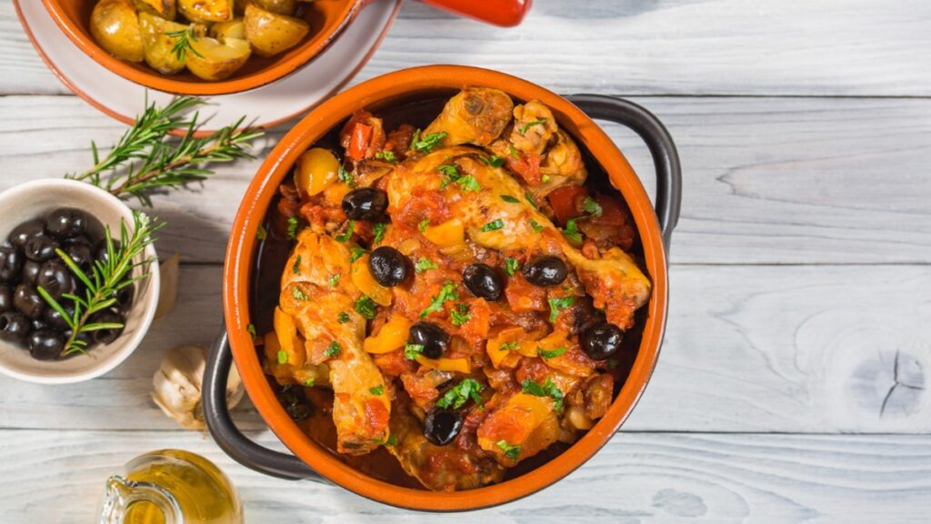 frango-a-cacadora-com-molho-encorpado-e-sabor-marcante;-aprenda