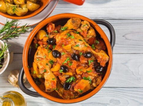 frango-a-cacadora-com-molho-encorpado-e-sabor-marcante;-aprenda