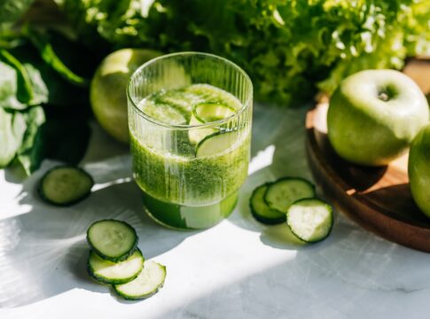 6-sucos-verdes-que-ajudam-a-emagrecer-e-a-desintoxicar-o-corpo