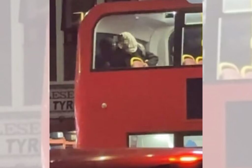 video:-casal-e-filmado-fazendo-sexo-em-onibus-de-dois-andares