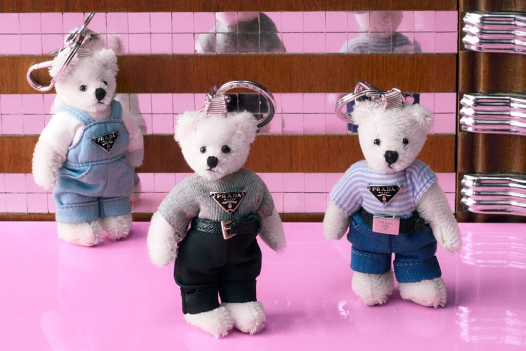 grifes-tentam-emplacar-sucessor-do-labubu-e-lancam-bonecos-de-luxo