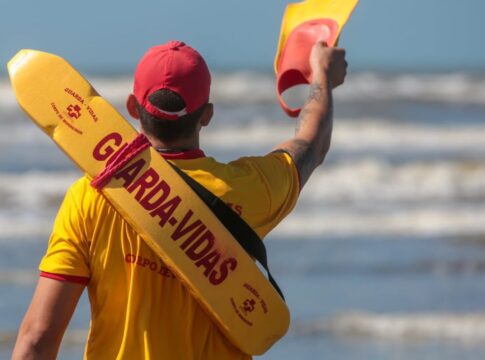 aguia-resgata-5-banhistas-em-risco-de-afogamento-no-litoral-de-sp