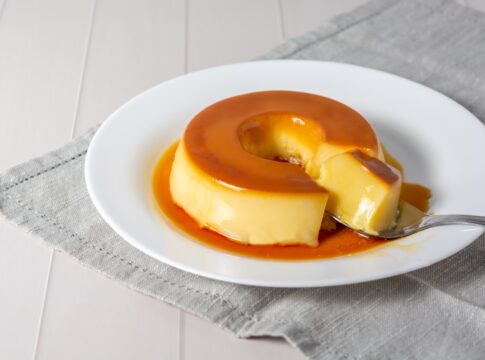 cremoso-e-facil-de-fazer:-aprenda-receita-de-pudim-de-leite-em-po