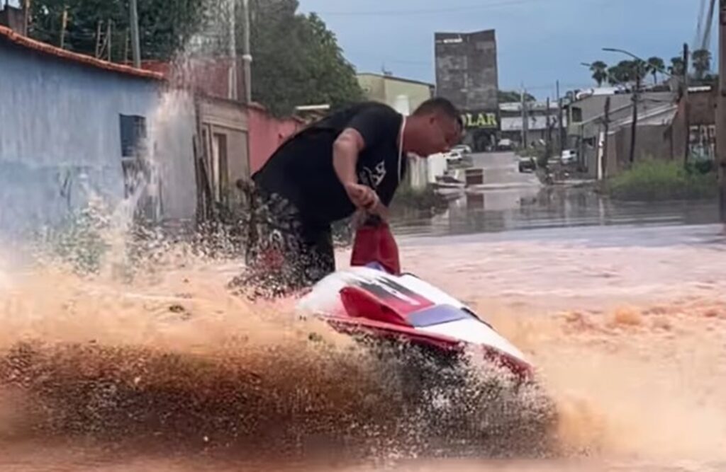morador-anda-de-jet-ski-em-rua-alagada-de-planaltina-de-goias.-veja-video