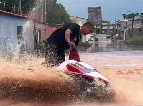 morador-anda-de-jet-ski-em-rua-alagada-de-planaltina-de-goias.-veja-video