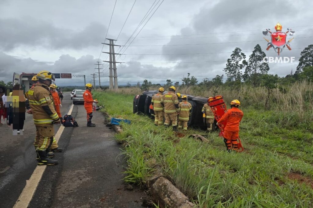 motorista-fica-preso-nas-ferragens-apos-carro-capotar-em-via-no-df