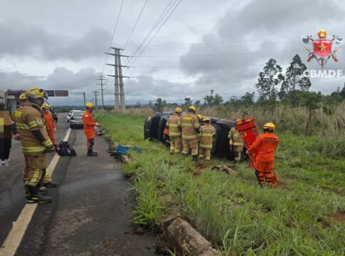 motorista-fica-preso-nas-ferragens-apos-carro-capotar-em-via-no-df