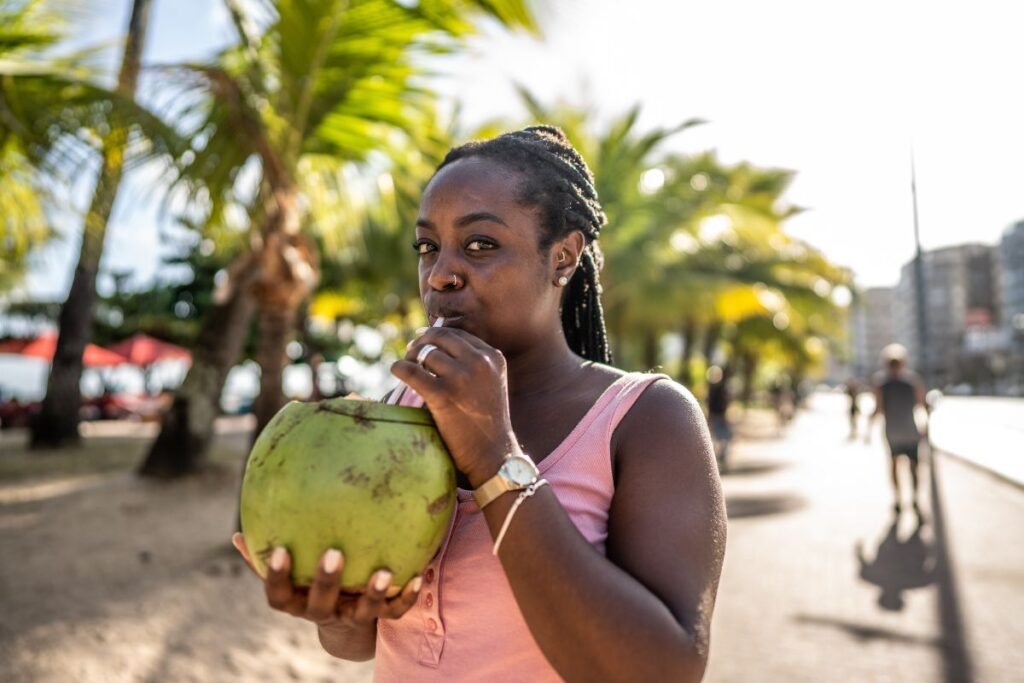 praia-e-sol:-nutri-da-dicas-para-manter-o-corpo-hidratado-no-calor