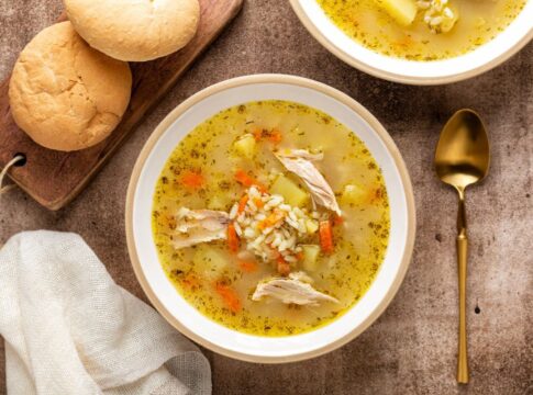 canja-de-galinha-rapida-para-aquecer-dias-frios-e-chuvosos