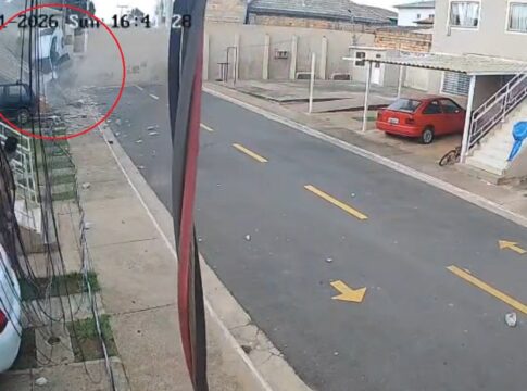 carro-detona-muro,-derruba-poste-e-invade-condominio-no-entorno.-veja-video