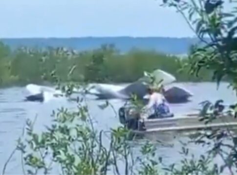 am:-aviao-cai-no-rio-negro-e-banhistas-ajudam-a-salvar-sobreviventes.-video