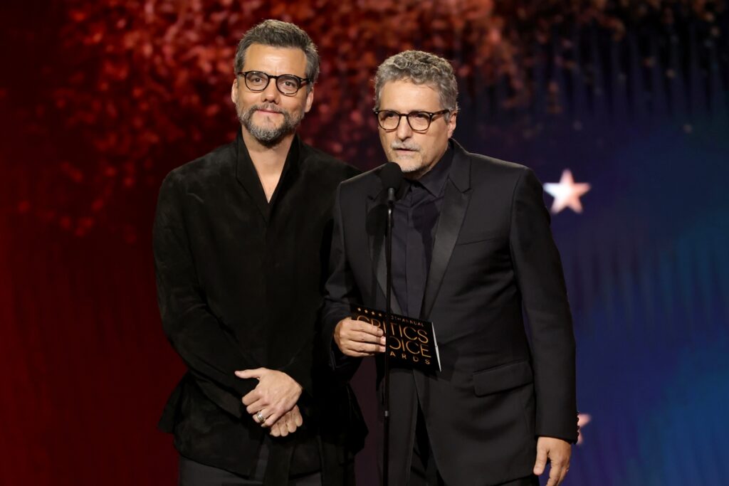 wagner-moura-apresenta-premio-no-critics-choice-e-fala-arranca-risadas