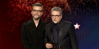 wagner-moura-apresenta-premio-no-critics-choice-e-fala-arranca-risadas