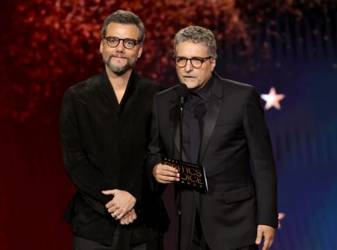 wagner-moura-apresenta-premio-no-critics-choice-e-fala-arranca-risadas