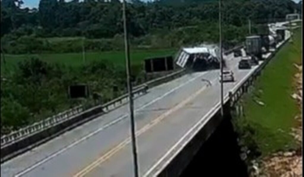 rs:-imagem-mostra-momento-de-colisao-que-deixou-11-mortos-na-br-116.-veja-video