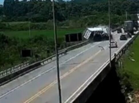 rs:-imagem-mostra-momento-de-colisao-que-deixou-11-mortos-na-br-116.-veja-video