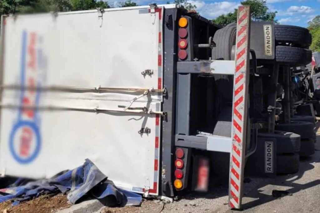 sc:-carreta-tomba-apos-motorista-perder-o-controle-e-deixa-dois-mortos