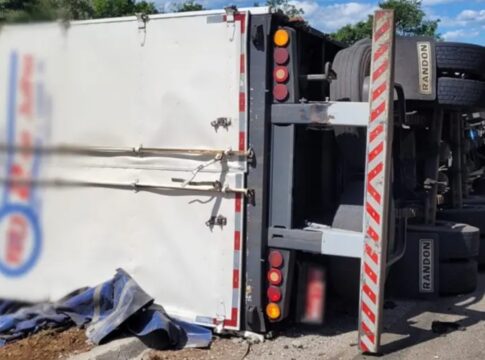 sc:-carreta-tomba-apos-motorista-perder-o-controle-e-deixa-dois-mortos