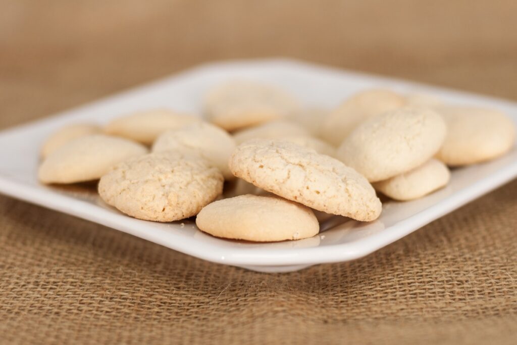 faca-biscoitinhos-caseiros-de-maisena-para-servir-com-cafe