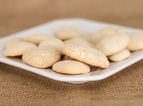 faca-biscoitinhos-caseiros-de-maisena-para-servir-com-cafe