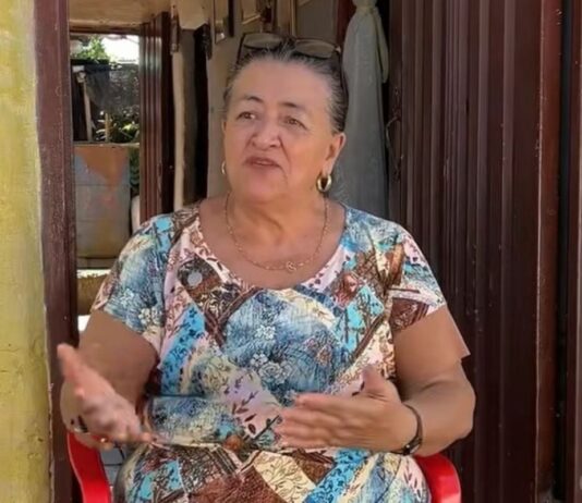 fofoca-e-profissao?-idosa-vende-fofocas-do-bairro-e-compra-duas-casas