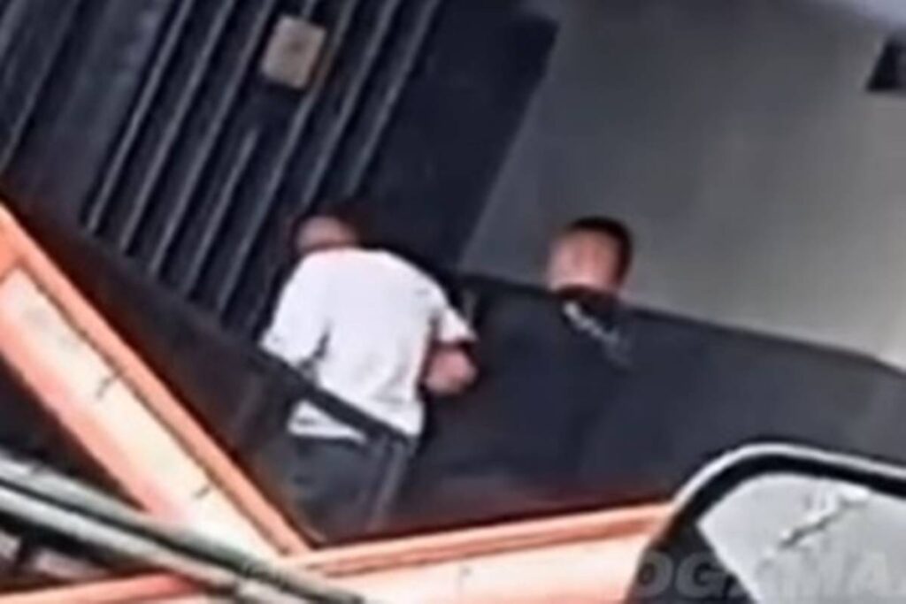 policial-penal-agride-detento-com-tapa-no-rosto-em-frente-ao-cpp.-veja-video