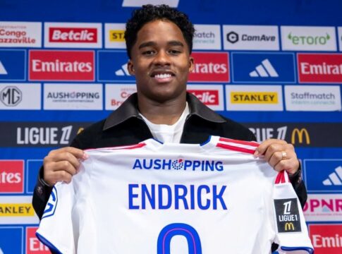 endrick-e-apresentado-no-lyon-e-comenta-peso-de-ancelotti-na-decisao.-veja-video