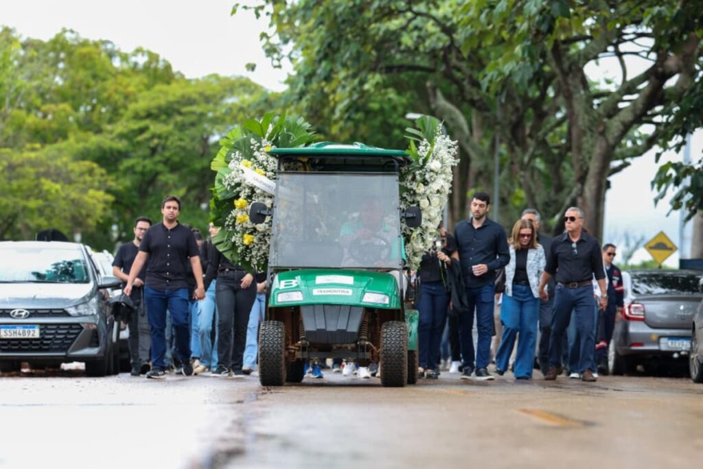 mauricio-miranda-e-velado-com-camisa-do-flamengo-e-amigos-se-despedem.-veja-video