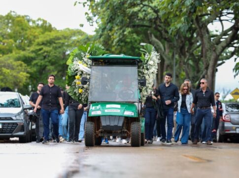 mauricio-miranda-e-velado-com-camisa-do-flamengo-e-amigos-se-despedem.-veja-video