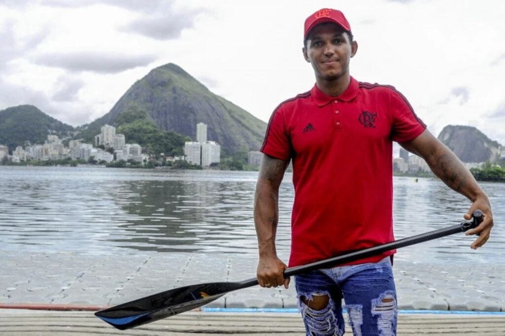 flamengo-anuncia-saida-de-isaquias-queiroz-e-fim-da-canoagem-no-clube