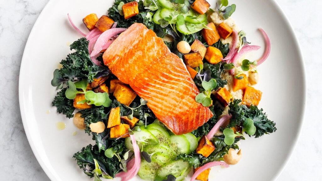 salmao-assado-leve-e-suculento-transforma-a-dieta-em-um-prazer;-veja