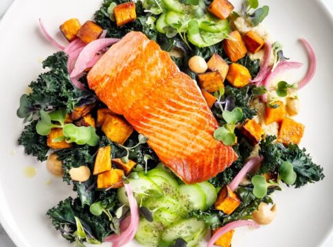 salmao-assado-leve-e-suculento-transforma-a-dieta-em-um-prazer;-veja