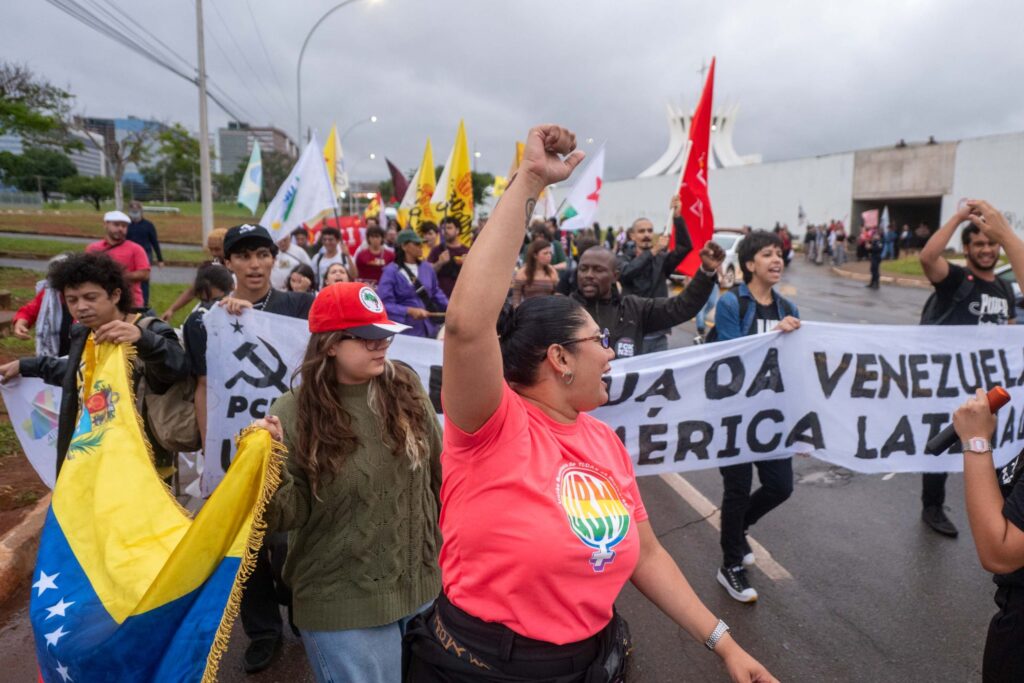 grupo-marcha-em-direcao-a-embaixada-dos-eua-para-exigir-“maduro-livre”