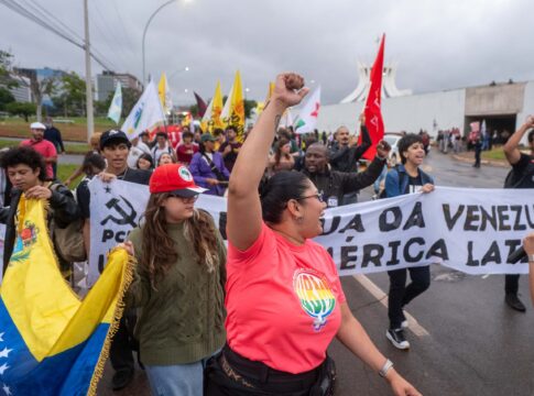grupo-marcha-em-direcao-a-embaixada-dos-eua-para-exigir-“maduro-livre”