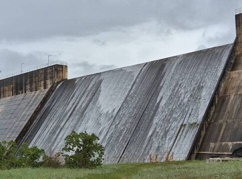 apos-dias-de-chuvas-intensas-no-df,-barragem-do-descoberto-transborda.-veja-video