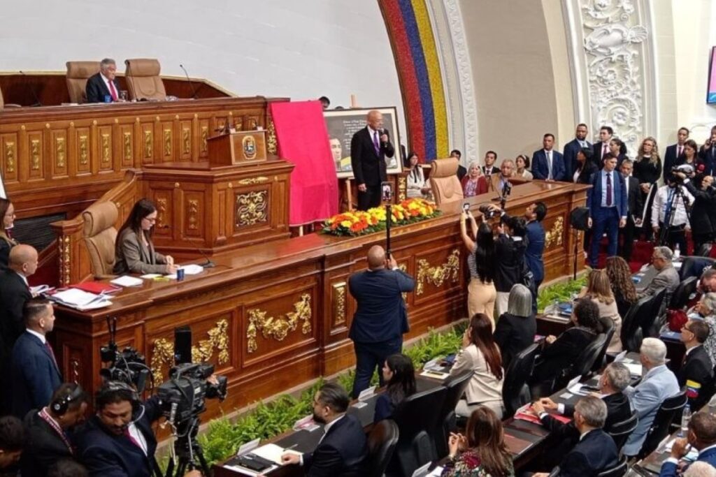 irmao-de-delcy,-presidente-do-parlamento-defende-volta-de-maduro