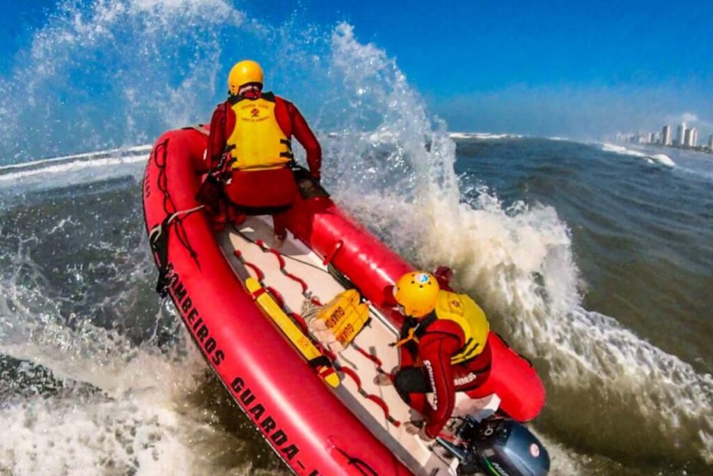 bombeiros-salvam-mais-de-mil-pessoas-no-litoral-de-sp-desde-dezembro