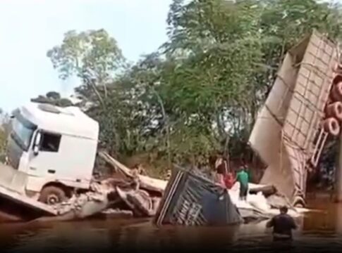 ponte-desaba-e-caminhao-de-carga-cai-em-rio-no-sul-do-para.-video