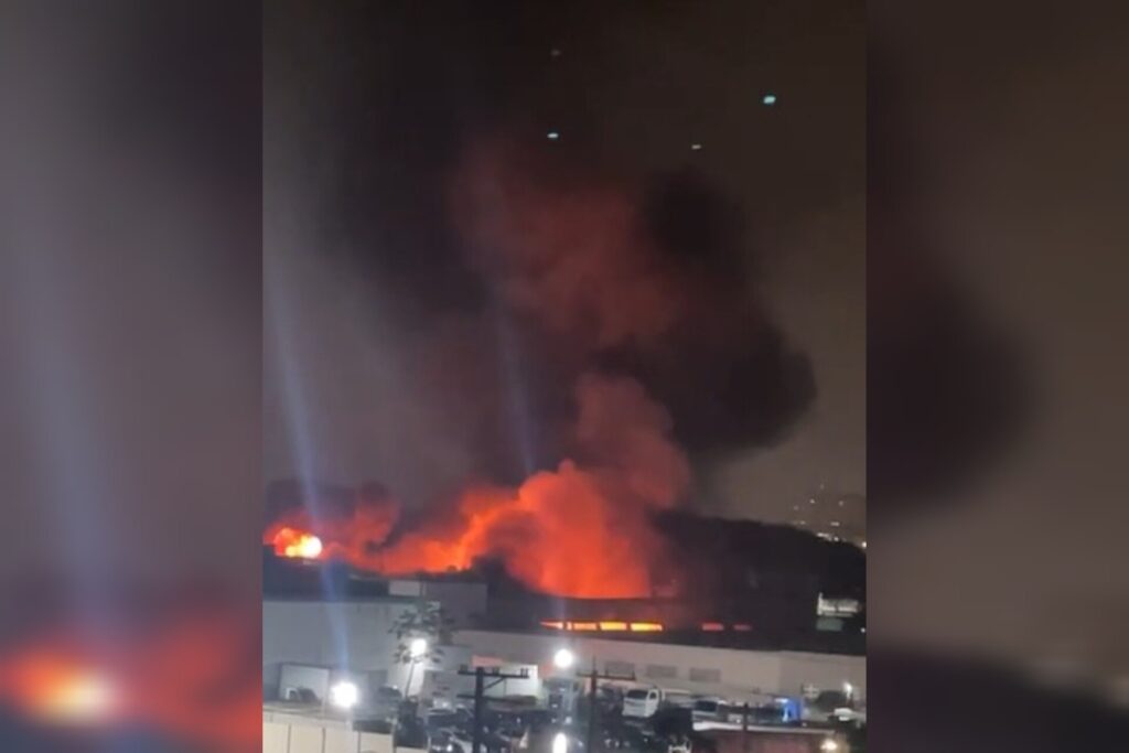 combate-a-incendio-que-atinge-borrracharia-ja-passa-de-8-horas