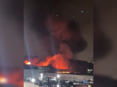 combate-a-incendio-que-atinge-borrracharia-ja-passa-de-8-horas