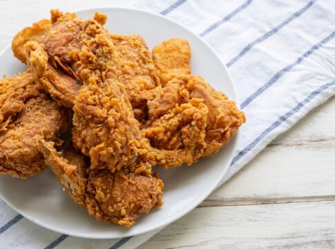 frango-frito-crocante-com-casquinha-dourada-e-carne-suculenta