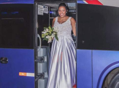 noiva-homenageia-pai-motorista-ao-chegar-a-cerimonia-de-onibus.-veja-video