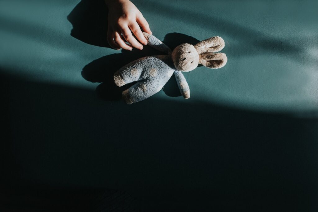 crianca-denuncia-estupro-em-desenho-e-mae-e-presa-por-acobertar-crime