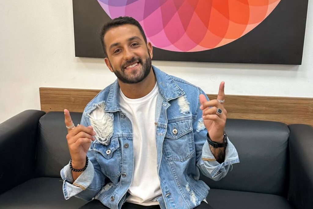 cantor-casado-e-filmado-em-clima-animado-com-duas-mulheres.-video