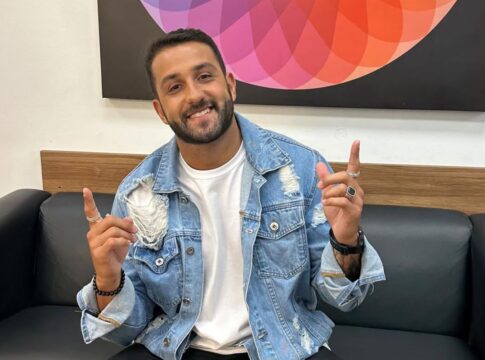 cantor-casado-e-filmado-em-clima-animado-com-duas-mulheres.-video