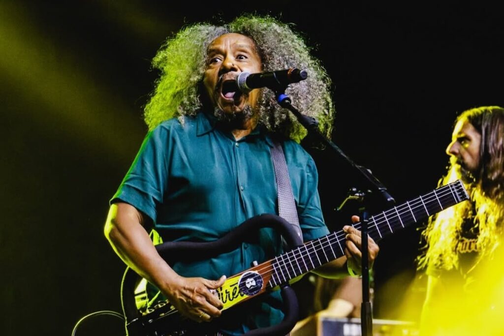 chico-cesar-faz-rara-aparicao-com-namorada-30-anos-mais-jovem