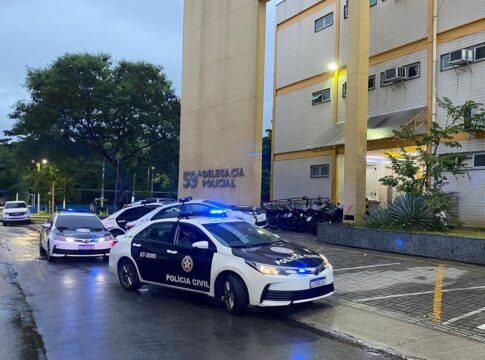 pai-e-preso-por-usar-celular-do-filho-para-mandar-nudes-a-colegas-dele